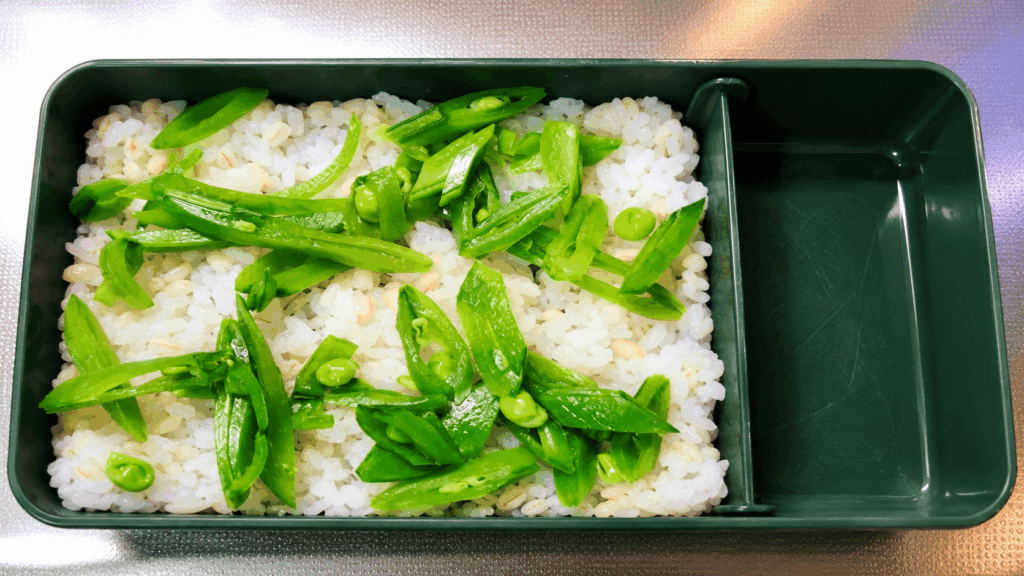 ごはんの上に野菜をのせたそぼろ弁当