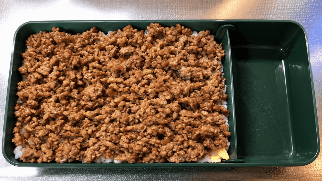 ごはんの上に肉そぼろをたっぷりのせたそぼろ弁当