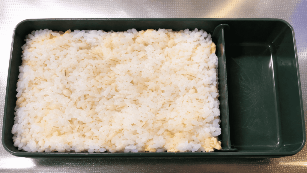 ごはんの上に卵をのせたそぼろ弁当